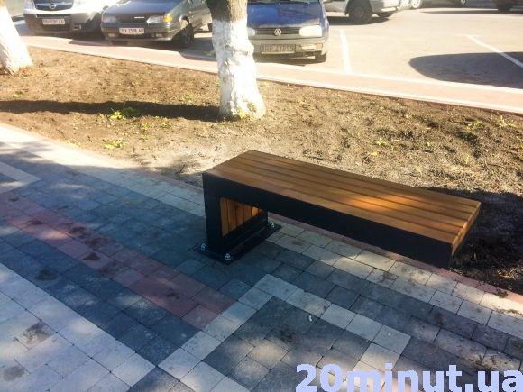 Кам’янецька лавка на одній опорі коштує понад 6 тисяч гривень, фото №1 на сайті 20minut.ua