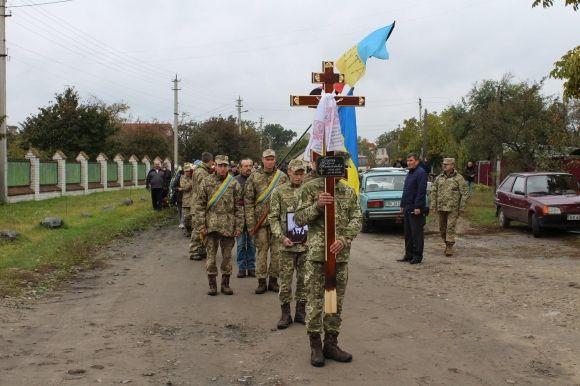 У Славуті в останню дорогу провели капітана, який загинув в АТО, фото №1 на сайті vsim.ua