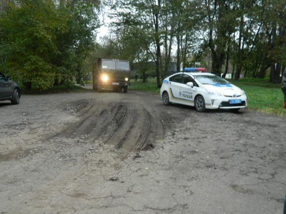 У парку почали копати котлован під будівництво "Вуличної академії". Люди - проти на сайті 20minut.ua У парку почали копати котлован під будівництво "Вуличної академії". Люди - проти, фото №1 на сайті 20minut.ua