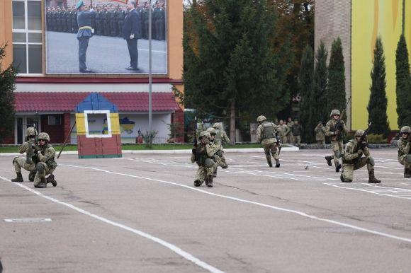 У Хмельницькому курсанти змагалися з школярами, фото №2 на сайті vsim.ua