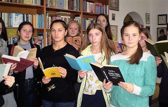 У Хмельницькому презентували книжкову виставку про історію УПА на сайті vsim.ua У Хмельницькому презентували книжкову виставку про історію УПА, фото №1 на сайті vsim.ua