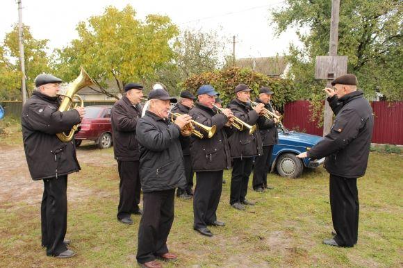 У Славуті в останню дорогу провели капітана, який загинув в АТО, фото №2 на сайті vsim.ua