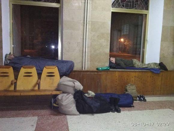 Військовслужбовцям, які їхали до Кам`янця три дні, ледь не довелося заночувати на вокзалі на сайті 20minut.ua Військовслужбовцям, які їхали до Кам`янця три дні, ледь не довелося заночувати на вокзалі, фото №2 на сайті 20minut.ua