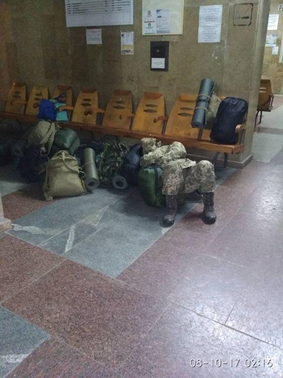 Військовслужбовцям, які їхали до Кам`янця три дні, ледь не довелося заночувати на вокзалі на сайті 20minut.ua Військовслужбовцям, які їхали до Кам`янця три дні, ледь не довелося заночувати на вокзалі, фото №3 на сайті 20minut.ua