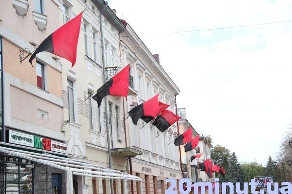 Фото дня: червоно-чорні прапори чіпляють у Центрі, фото №1 на сайті 20minut.ua