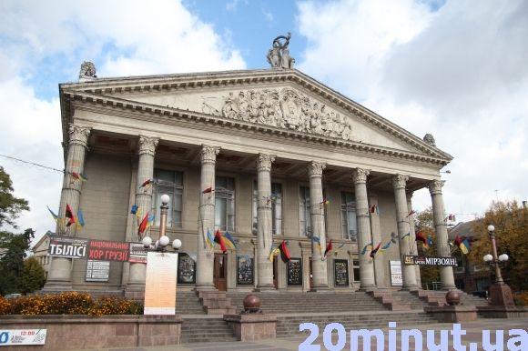 Фото дня: червоно-чорні прапори чіпляють у Центрі, фото №2 на сайті 20minut.ua