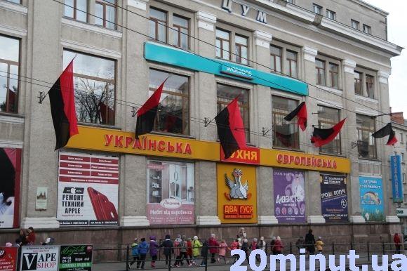 Фото дня: червоно-чорні прапори чіпляють у Центрі, фото №3 на сайті 20minut.ua