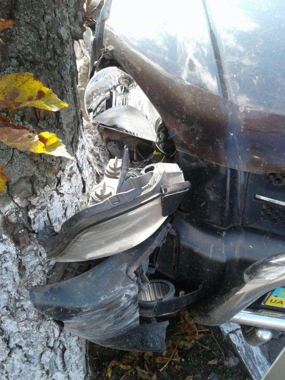 На Грушевського Hyundai в'їхав у дерево. Водію стало погано за кермом на сайті vsim.ua На Грушевського Hyundai в'їхав у дерево. Водію стало погано за кермом, фото №2 на сайті vsim.ua
