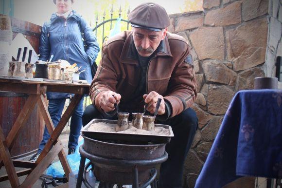 Як на фесті-пікніку «Громадська кухня» ногами чавили 50 кілограм винограду на сайті 20minut.ua Як на фесті-пікніку «Громадська кухня» ногами чавили 50 кілограм винограду, фото №4 на сайті 20minut.ua