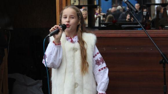 Як на фесті-пікніку «Громадська кухня» ногами чавили 50 кілограм винограду на сайті 20minut.ua Як на фесті-пікніку «Громадська кухня» ногами чавили 50 кілограм винограду, фото №1 на сайті 20minut.ua