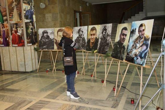 Вона не залишає байдужим. У Хмельницькому відкрили виставку "Якби не війна", фото №3 на сайті vsim.ua