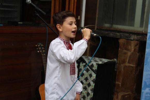 Як на фесті-пікніку «Громадська кухня» ногами чавили 50 кілограм винограду на сайті 20minut.ua Як на фесті-пікніку «Громадська кухня» ногами чавили 50 кілограм винограду, фото №7 на сайті 20minut.ua