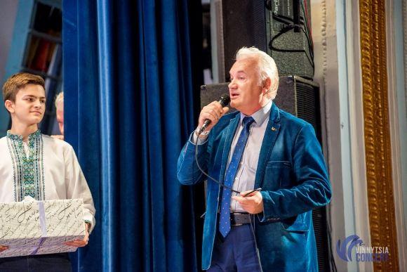 Секрети солісток Ансамблю Вірського: «Щоб стрічка трималась, мочки вух треба змастити медичним клеєм» на сайті 20minut.ua Секрети солісток Ансамблю Вірського: «Щоб стрічка трималась, мочки вух треба змастити медичним клеєм», фото №5 на сайті 20minut.ua