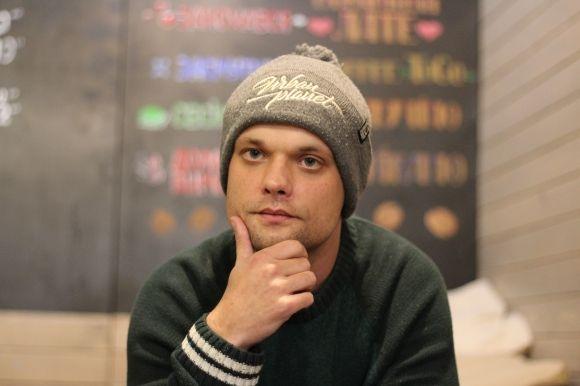 «Музика може творити дива»: про вуличного музиканта, що грає біля вежі на сайті 20minut.ua «Музика може творити дива»: про вуличного музиканта, що грає біля вежі, фото №2 на сайті 20minut.ua