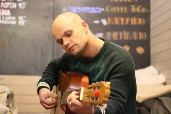 «Музика може творити дива»: про вуличного музиканта, що грає біля вежі на сайті 20minut.ua «Музика може творити дива»: про вуличного музиканта, що грає біля вежі, фото №3 на сайті 20minut.ua