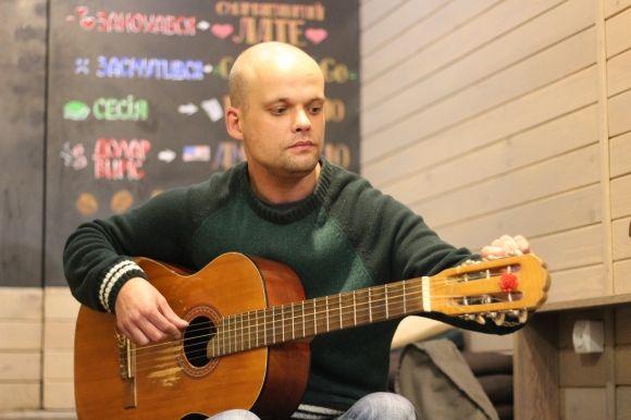 «Музика може творити дива»: про вуличного музиканта, що грає біля вежі на сайті 20minut.ua «Музика може творити дива»: про вуличного музиканта, що грає біля вежі, фото №4 на сайті 20minut.ua