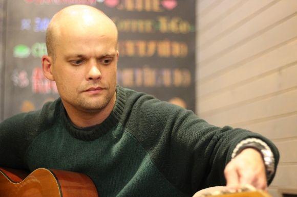 «Музика може творити дива»: про вуличного музиканта, що грає біля вежі на сайті 20minut.ua «Музика може творити дива»: про вуличного музиканта, що грає біля вежі, фото №5 на сайті 20minut.ua