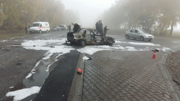 Моторошна ДТП: зіткнулися бус та Ланос. Водій стрибав з палаючого авто на сайті 20minut.ua Моторошна ДТП: зіткнулися бус та Ланос. Водій стрибав з палаючого авто, фото №1 на сайті 20minut.ua