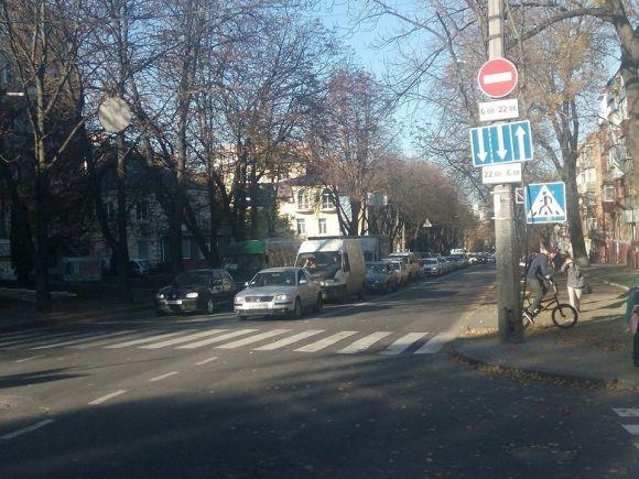 На Кам'янецькій - затор. ВАЗ врізався в Suzuki на сайті vsim.ua На Кам'янецькій - затор. ВАЗ врізався в Suzuki, фото №1 на сайті vsim.ua