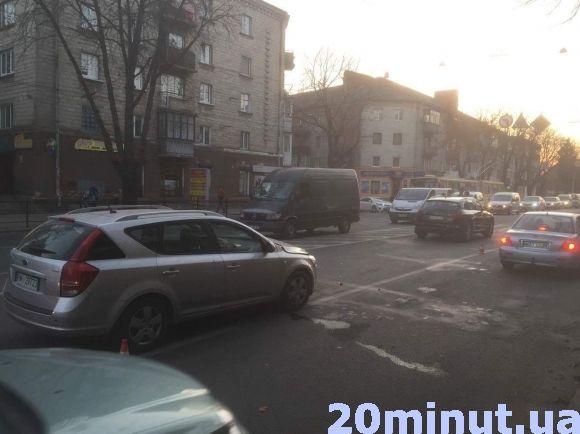 Неподалік школи №6 водій KІА в'їхав у Audi на сайті 20minut.ua Неподалік школи №6 водій KІА в'їхав у Audi, фото №1 на сайті 20minut.ua