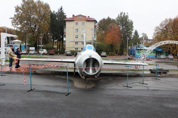 ФОТО ДНЯ: Відреставрований літак «Міг-15» повернули на Космонавтів на сайті 20minut.ua ФОТО ДНЯ: Відреставрований літак «Міг-15» повернули на Космонавтів, фото №1 на сайті 20minut.ua