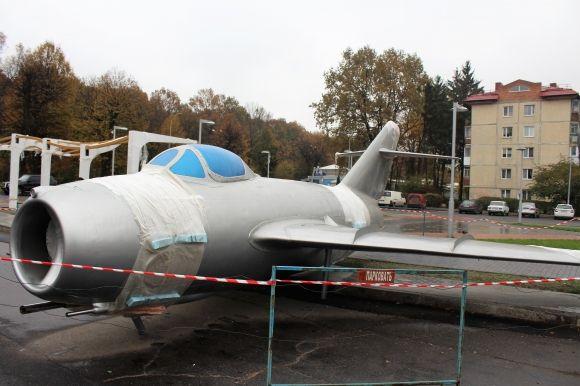 ФОТО ДНЯ: Відреставрований літак «Міг-15» повернули на Космонавтів на сайті 20minut.ua ФОТО ДНЯ: Відреставрований літак «Міг-15» повернули на Космонавтів, фото №3 на сайті 20minut.ua
