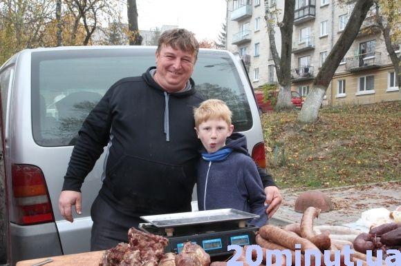 "Я думав, що тут буде дешевше, а ціни на деякі продукти ще вищі", - тернополяни про сільськогосподарський ярмарок на сайті 20minut.ua "Я думав, що тут буде дешевше, а ціни на деякі продукти ще вищі", - тернополяни про сільськогосподарський ярмарок, фото №1 на сайті 20minut.ua