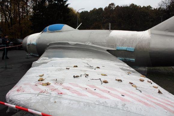 ФОТО ДНЯ: Відреставрований літак «Міг-15» повернули на Космонавтів на сайті 20minut.ua ФОТО ДНЯ: Відреставрований літак «Міг-15» повернули на Космонавтів, фото №4 на сайті 20minut.ua