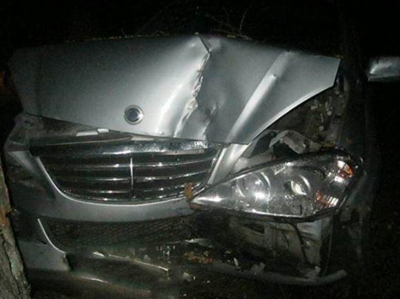 Позашляховик влупився в дерево. Таврія на «зебрі» збила вінничанина на сайті 20minut.ua Позашляховик влупився в дерево. Таврія на «зебрі» збила вінничанина, фото №2 на сайті 20minut.ua