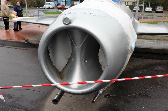 ФОТО ДНЯ: Відреставрований літак «Міг-15» повернули на Космонавтів на сайті 20minut.ua ФОТО ДНЯ: Відреставрований літак «Міг-15» повернули на Космонавтів, фото №2 на сайті 20minut.ua
