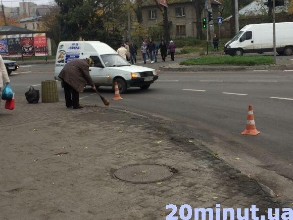 Фото дня: біля "шостого магазину" демонтовують придорожню огорожу, фото №3 на сайті 20minut.ua