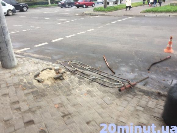 Фото дня: біля "шостого магазину" демонтовують придорожню огорожу, фото №2 на сайті 20minut.ua