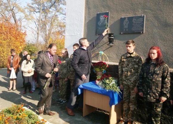 У Новоушицькому районі відкрили меморіальну дошку на честь загиблого бійця АТО на сайті vsim.ua У Новоушицькому районі відкрили меморіальну дошку на честь загиблого бійця АТО, фото №1 на сайті vsim.ua