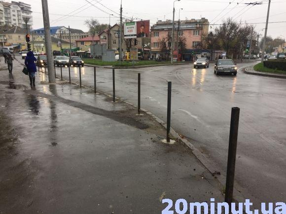 Фото дня: біля "шостого магазину" демонтовують придорожню огорожу, фото №1 на сайті 20minut.ua