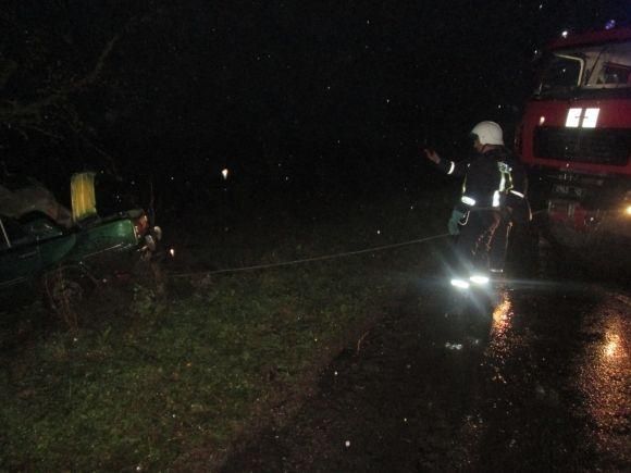 У Теофіпольському районі ВАЗ злетів у кювет. Водія затисло у салоні легковика, фото №1 на сайті vsim.ua