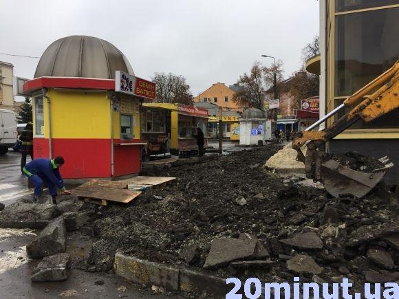 Біля залізничного вокзалу - і стихійна торгівля, і ремонти на сайті 20minut.ua Біля залізничного вокзалу - і стихійна торгівля, і ремонти, фото №1 на сайті 20minut.ua