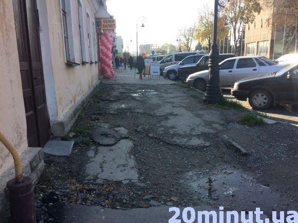 “Неєвропейський тротуар” напроти Євроскверу: коли кам'янчанам чекати на ремонт?, фото №1 на сайті 20minut.ua
