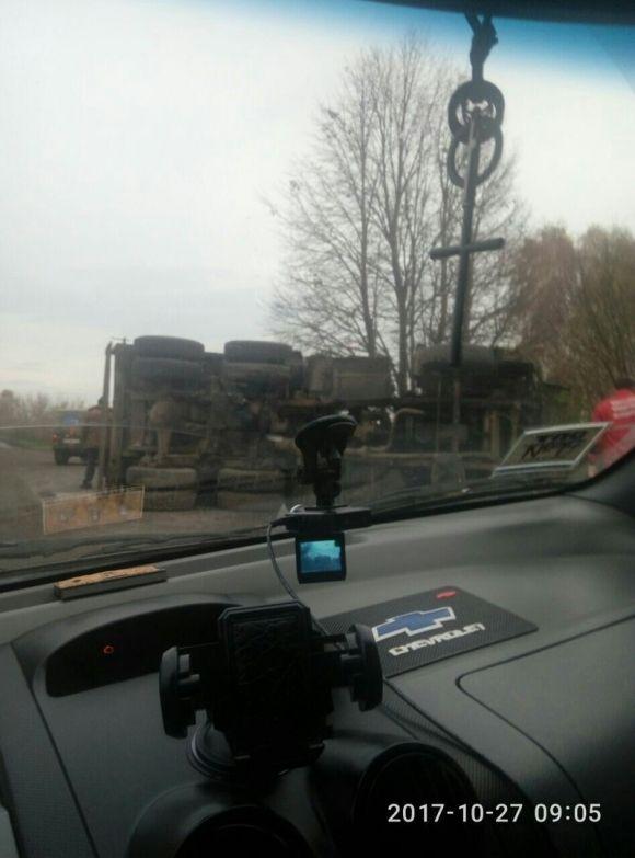 За Турбовом перекинувся "Камаз». Авто частково перекрило дорогу (ВІДЕО), фото №1 на сайті 20minut.ua
