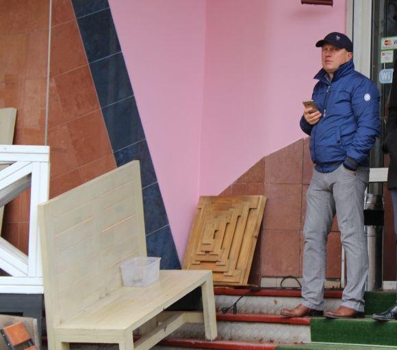 Через літню терасу піцерії на Київській люди ще до понеділка можуть залишитись без води на сайті 20minut.ua Через літню терасу піцерії на Київській люди ще до понеділка можуть залишитись без води, фото №1 на сайті 20minut.ua