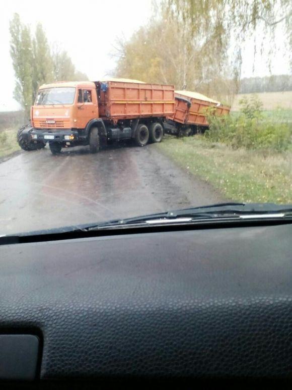 Біля Погребища "Камаз" потрапив у ДТП. Його причіп знесло з дороги, фото №1 на сайті 20minut.ua