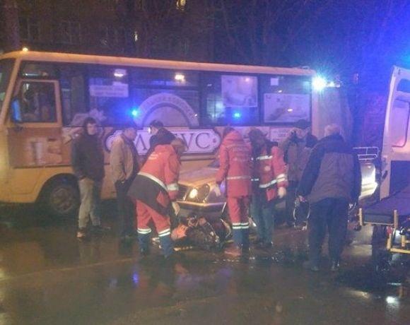 Біля "Прогресу" на переході Mercedes збив двох людей на сайті 20minut.ua Біля "Прогресу" на переході Mercedes збив двох людей, фото №1 на сайті 20minut.ua