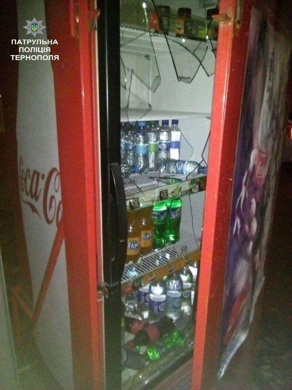 Копи біля ринку затримали двох 17-річних хлопців на сайті 20minut.ua Копи біля ринку затримали двох 17-річних хлопців, фото №1 на сайті 20minut.ua