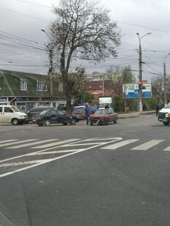 ДТП в Вінниці: позашляховик "підрізав" легковик. Іномарки не поділили перехрестя на сайті 20minut.ua ДТП в Вінниці: позашляховик "підрізав" легковик. Іномарки не поділили перехрестя, фото №4 на сайті 20minut.ua