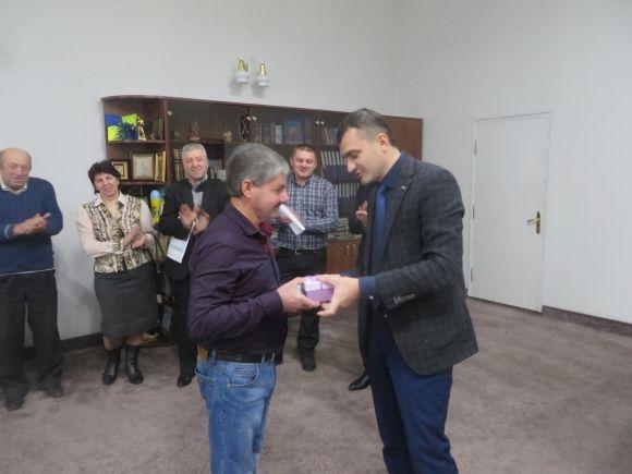 Новини Хмельницького - фото з Слюсар і водій “Хмельницькводоканалу” отримали ключі від однокімнатних квартир у новобудові Слюсар і водій “Хмельницькводоканалу” отримали ключі від однокімнатних квартир у новобудові, фото №3 на сайті vsim.ua