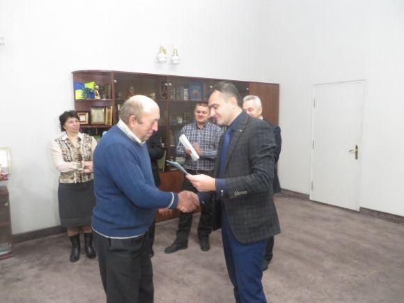 Новини Хмельницького - фото з Слюсар і водій “Хмельницькводоканалу” отримали ключі від однокімнатних квартир у новобудові Слюсар і водій “Хмельницькводоканалу” отримали ключі від однокімнатних квартир у новобудові, фото №1 на сайті vsim.ua