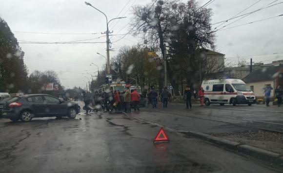 Від удару авто викинуло на трамвайні колії. Транспорт не ходив майже 40 хвилин на сайті 20minut.ua Від удару авто викинуло на трамвайні колії. Транспорт не ходив майже 40 хвилин, фото №1 на сайті 20minut.ua