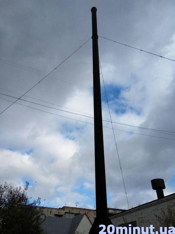 На Малишка величезна аварійна труба може впасти на будинки, скаржаться мешканці на сайті 20minut.ua На Малишка величезна аварійна труба може впасти на будинки, скаржаться мешканці, фото №1 на сайті 20minut.ua