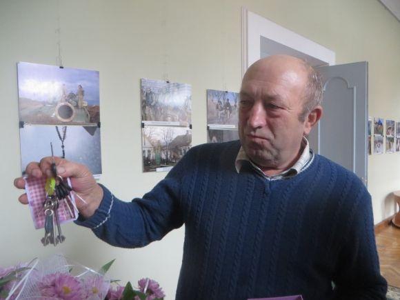 Новини Хмельницького - фото з Слюсар і водій “Хмельницькводоканалу” отримали ключі від однокімнатних квартир у новобудові Слюсар і водій “Хмельницькводоканалу” отримали ключі від однокімнатних квартир у новобудові, фото №2 на сайті vsim.ua