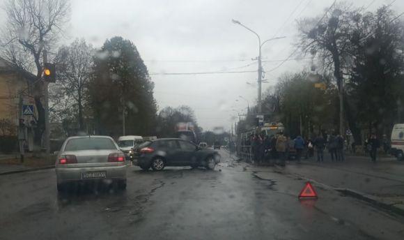 Від удару авто викинуло на трамвайні колії. Транспорт не ходив майже 40 хвилин на сайті 20minut.ua Від удару авто викинуло на трамвайні колії. Транспорт не ходив майже 40 хвилин, фото №2 на сайті 20minut.ua