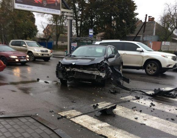 Від удару авто викинуло на трамвайні колії. Транспорт не ходив майже 40 хвилин на сайті 20minut.ua Від удару авто викинуло на трамвайні колії. Транспорт не ходив майже 40 хвилин, фото №3 на сайті 20minut.ua